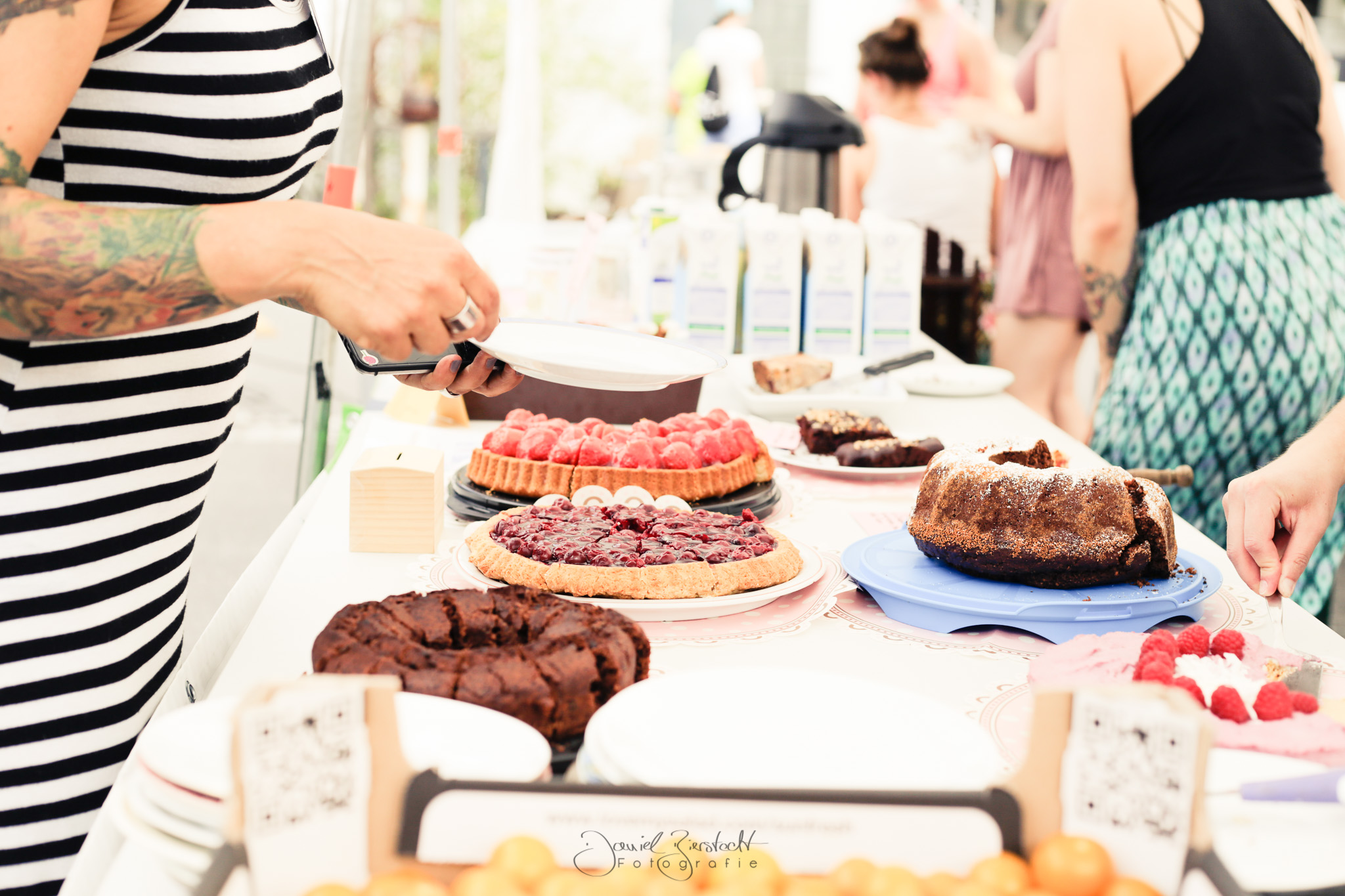 Kuchenverkauf gegen Spende beim dritten veganen Sommerfest in Leverkusen